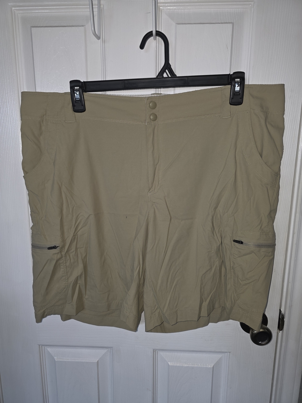 L.L. Bean Men's Cargo Shorts in Khaki Tan